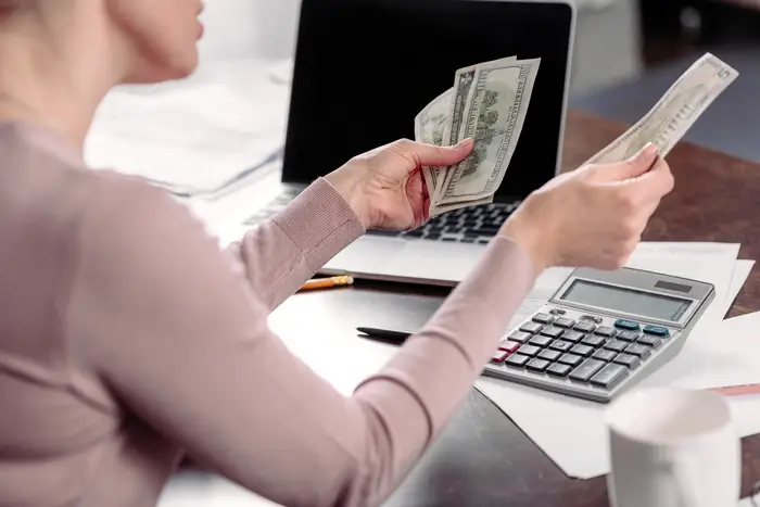 Women counting money image - Hacks for Entrepreneurs